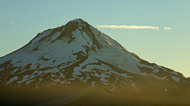 山顶的夕阳照射在俄勒冈州的胡德山视频素材