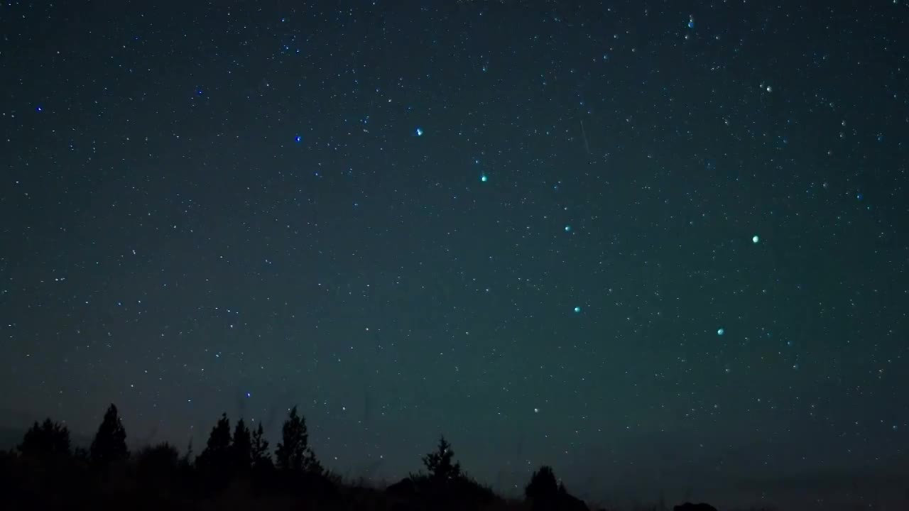 长着青草和树木的北斗七星在斯蒂恩斯山上空剪影视频素材