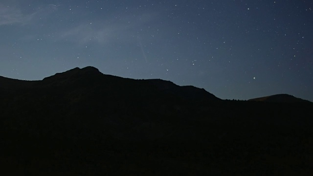 沙漠山夜晚天空星星剪影萨顿山显露在月亮升起视频素材