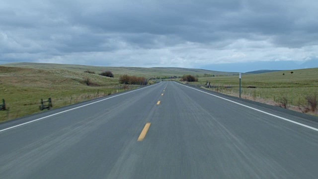 行驶在俄勒冈州瓦洛市的空旷公路上视频素材