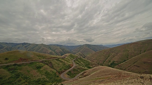 俄勒冈州3号公路接近瓦洛瓦山脉视频素材