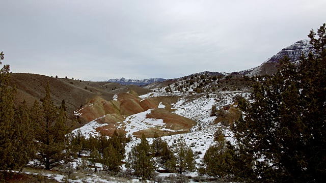 冬天在萨顿山附近，画满白雪的小山视频素材