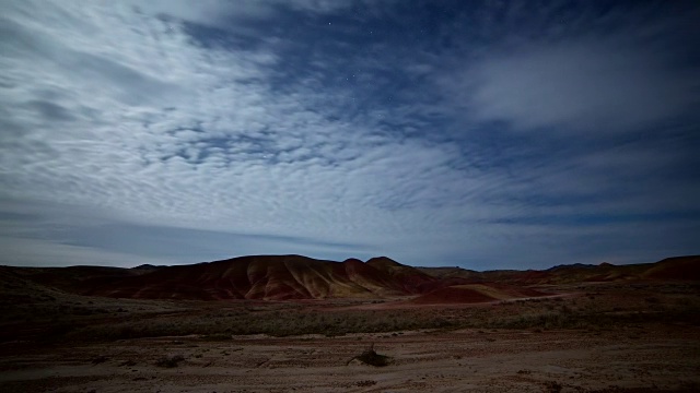 画山，夜，星星和云，月光约翰戴化石床国家纪念碑国家公园视频素材