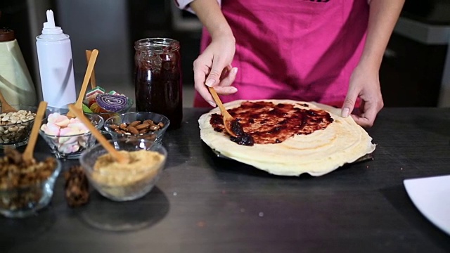 做自己做的煎饼。视频素材