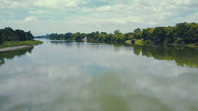 4K:鸟瞰泰国Ratchaburi Mae Klong河。视频素材