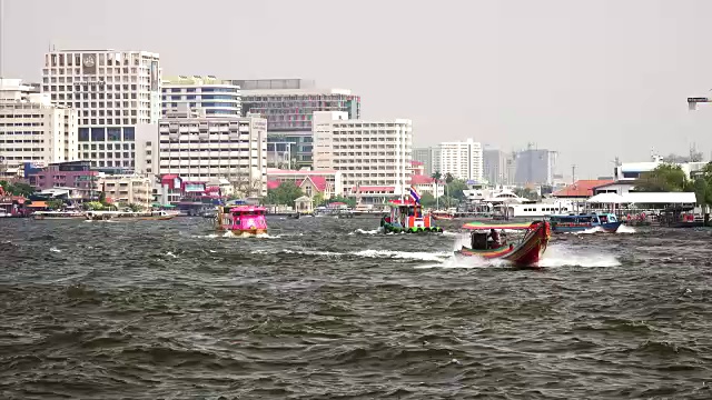 曼谷城市的天际线和泰国湄南河上的船只视频素材