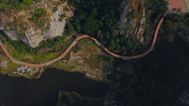 4K:鸟瞰泰国Ratchaburi Khao Ngu石公园。视频下载