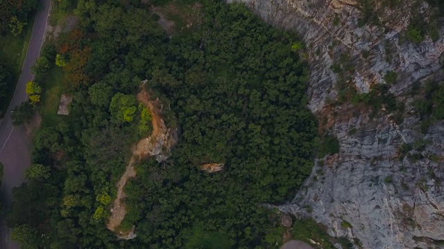 4K:鸟瞰泰国Ratchaburi Khao Ngu石公园。视频下载