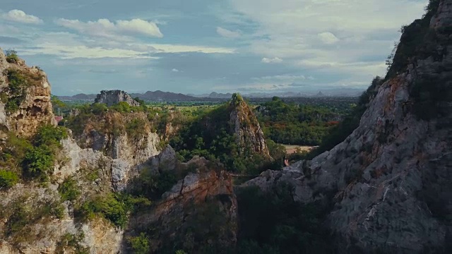 4K:鸟瞰泰国Ratchaburi Khao Ngu石公园。视频下载