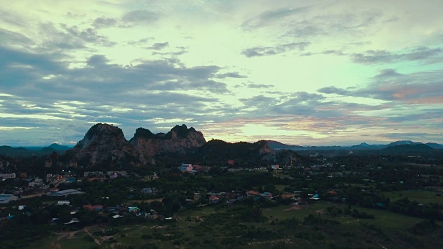 4K:鸟瞰泰国Ratchaburi Khao Ngu石公园。视频下载