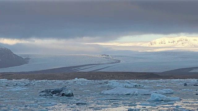 摇摄:冰岛Jokulsarlon泻湖和Vatnajokull冰川视频素材