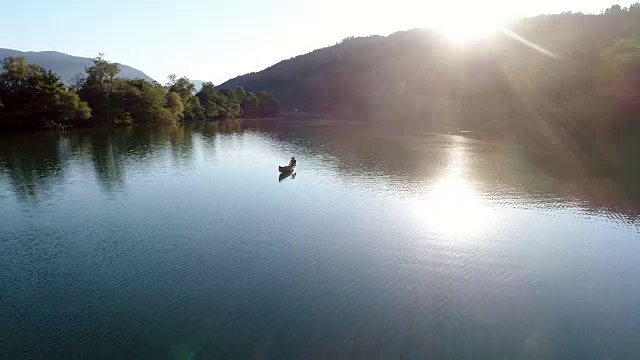 湖上划独木舟视频素材