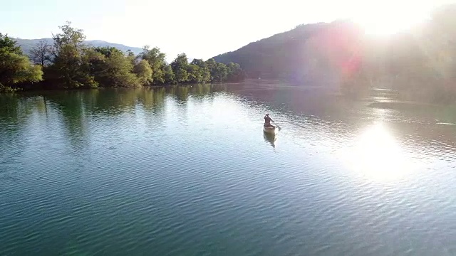 湖上划独木舟视频下载