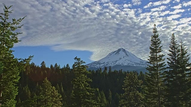 爆米花卷积云轻流在雪山胡德山视频素材