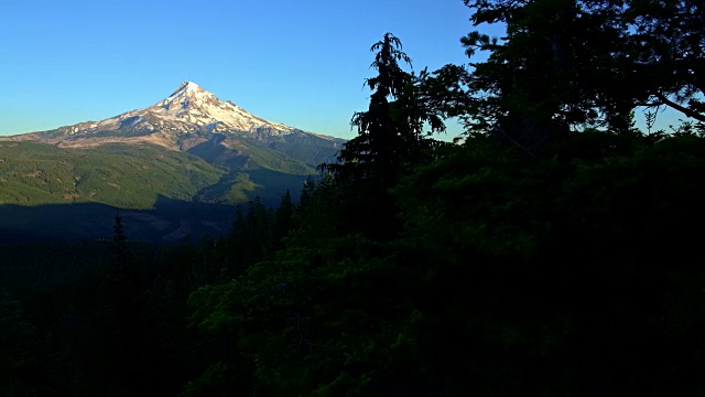 在夏季的日落潘雪山和森林山谷胡德山失去的湖巴特视频素材