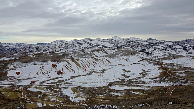 冬天白天被白雪覆盖的画山和从卡罗林出发的道路视频素材