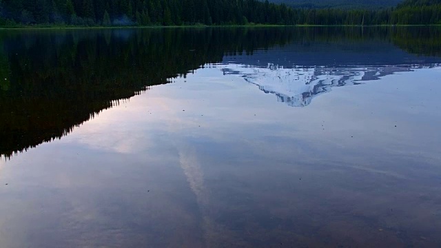 山在森林湖上的反射在日落湖胡德山反射宽视频素材