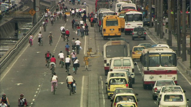 哥伦比亚波哥大，人们在繁忙的街道上骑车、步行和开车视频素材