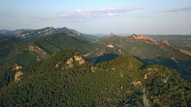 在日出时飞过群山视频素材