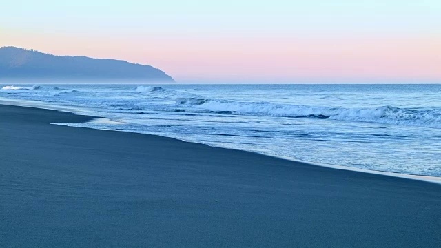 旭日拂晓，基旺达角海滩海浪俄勒冈海岸俄勒冈视频素材