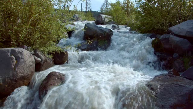 冰川融雪湍急的水流在高山上1 -夏天在土丘胡德视频素材