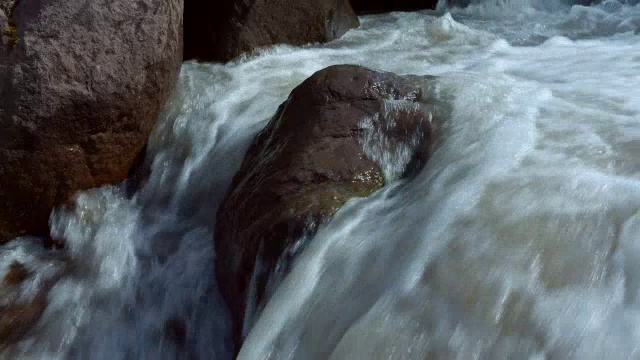 冰川融雪急流湍急的水流在高山上3 -夏天在土丘胡德视频素材