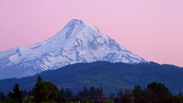 黄昏的alpelow在山顶的一个雪峰在喀斯喀特2夏天在土丘胡德视频素材