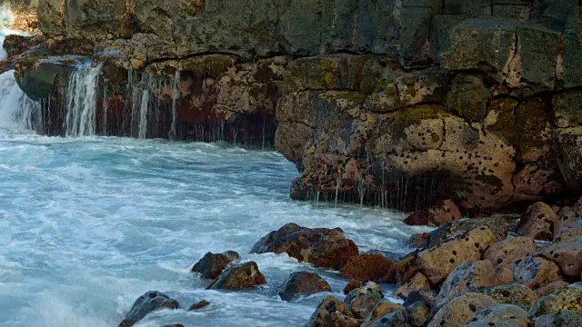 夏威夷考艾岛附近，黎明的波浪冲击熔岩视频素材