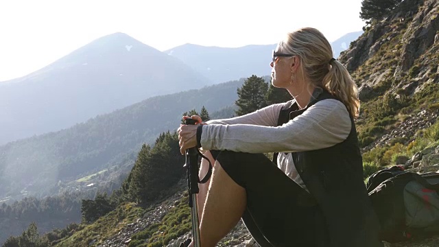 女性徒步旅行者在山景中放松视频素材