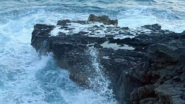 夏威夷考艾岛附近，落日波浪冲击熔岩视频素材