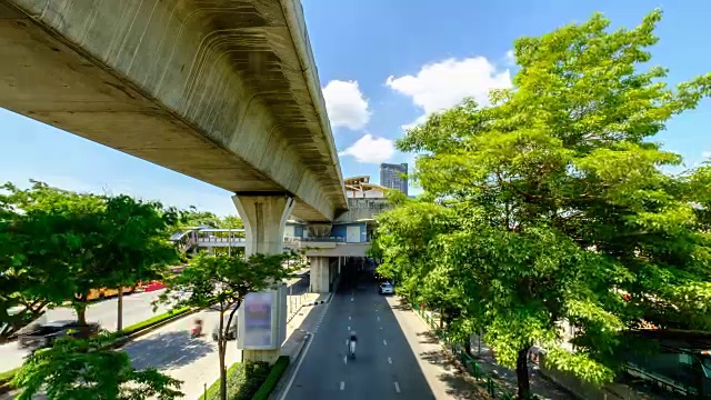 泰国曼谷市中心一条中心道路上的城市交通视频素材