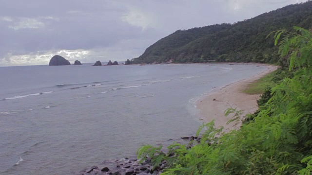 从山顶看海滩的景色。视频素材