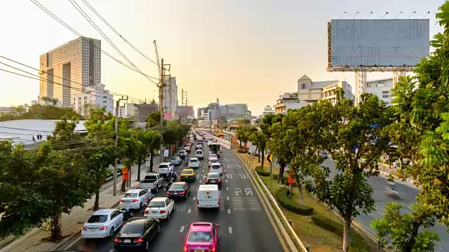 泰国曼谷Ratcahdapisek路上的交通景象视频素材