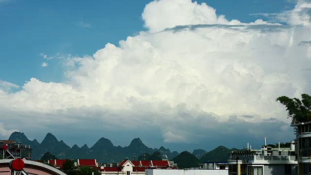 喀斯特地区上方积雨云的演化视频素材