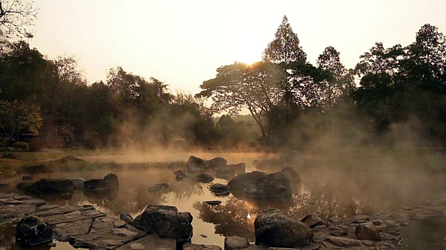 火山天然温泉矿泉池配蒸汽温泉和阳光反光，旅游地标背景，南邦泰国景观，色彩丰富的深色调视频素材