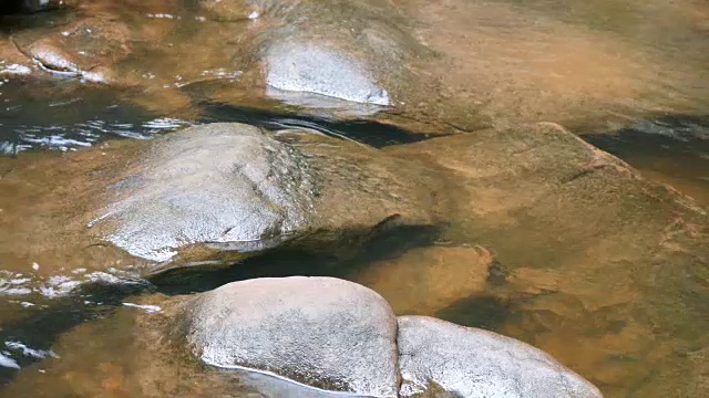 石头在水中岩石视频素材