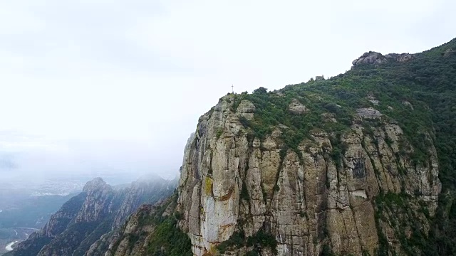 十字架和蒙特塞拉特山的鸟瞰图视频素材