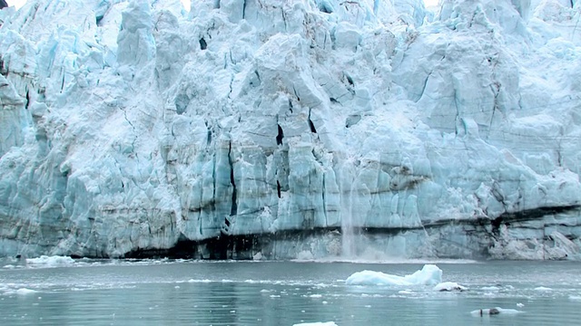 美国阿拉斯加州冰川湾国家公园和自然保护区，玛格丽冰川，雪和冰从冰川倾泻进水视频素材