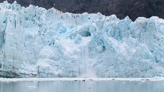 美国阿拉斯加州冰川湾国家公园和自然保护区，玛格丽冰川，雪和冰从冰川倾泻进水视频素材