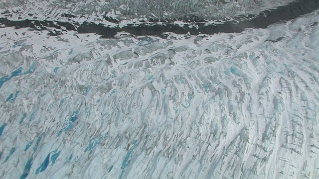 低空中，纹理的雪在冰川顶部，冰川湾国家公园和保护区，阿拉斯加，美国视频素材