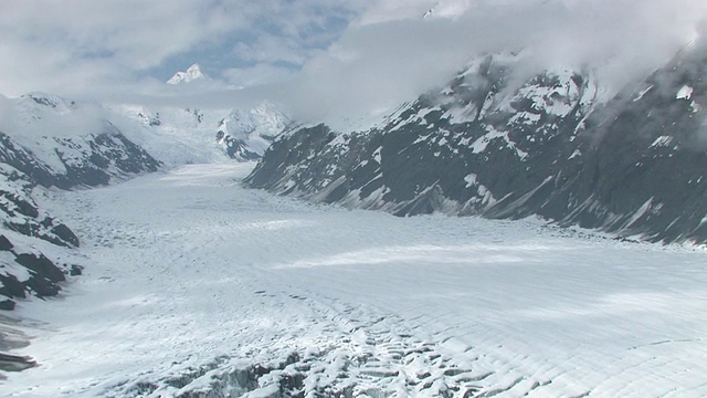 低空中，雪山，冰川湾国家公园和保护区，阿拉斯加，美国视频素材