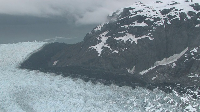 低空中，雪山，冰川湾国家公园和保护区，阿拉斯加，美国视频素材