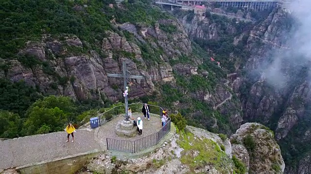 十字架和蒙特塞拉特山的鸟瞰图视频素材