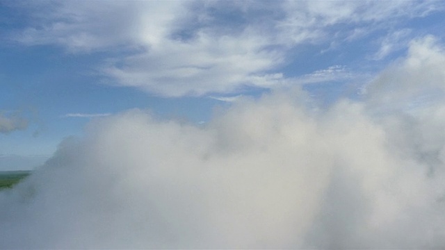 空中的云层/飞进云层/明尼苏达州视频素材