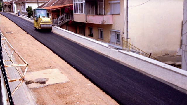 压路机在新的柏油路面上视频素材