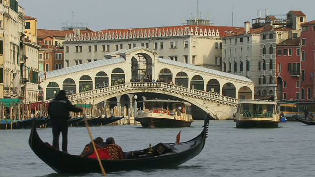 在游览船附近的大运河里亚托桥附近的WS Gondolier划船gondola，意大利威尼斯视频素材