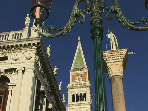 LA CU TD圣马克广场的路灯，靠近Libreria Sansoviniana, Campanile和Column of San Teodoro /意大利视频素材