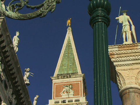 圣马克广场的LA CU路灯，靠近Libreria Sansoviniana, Campanile和Column of San Teodoro，意大利视频素材