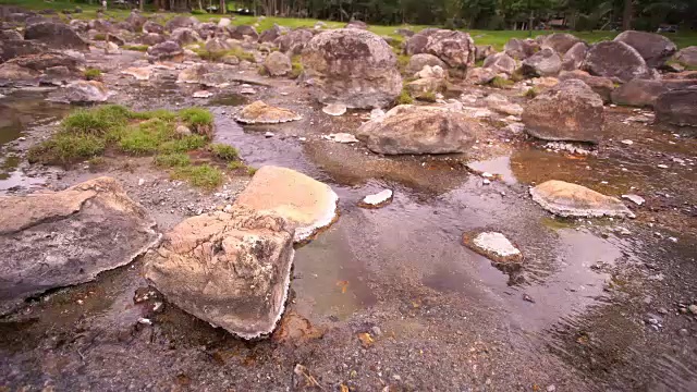 WS:火山天然温泉，带有蒸汽温泉和日光反射的矿泉池视频素材