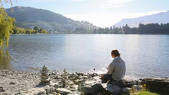 年轻人在清晨欣赏山景湖景视频素材